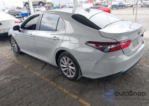2022 Toyota Camry Le z USA, uszkodzony, nr VIN 4T1C11AK0NU069640